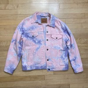 This is a Levi’s Jean jacket with pockets.